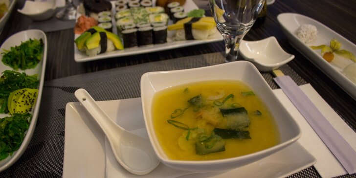 Degustační vegetariánské sushi menu pro dva: polévka, salát, 32 ks sushi a dezert