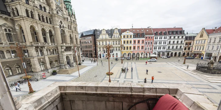 Romantika v centru Liberce: apartmán s výhledem na radnici, 4chodové menu a víno