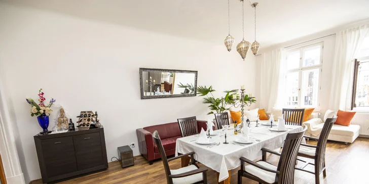 Romantika v centru Liberce: apartmán s výhledem na radnici, 4chodové menu a víno