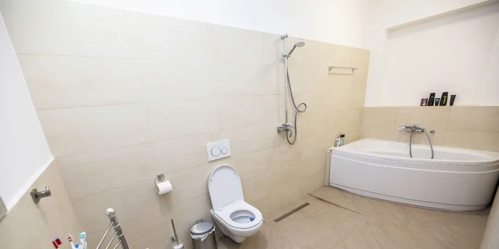 Romantika v centru Liberce: apartmán s výhledem na radnici, 4chodové menu a víno