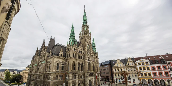 Romantika v centru Liberce: apartmán s výhledem na radnici, 4chodové menu a víno