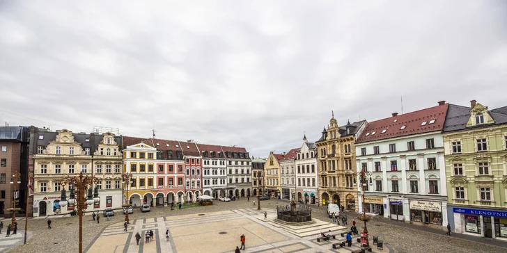 Romantika v centru Liberce: apartmán s výhledem na radnici, 4chodové menu a víno