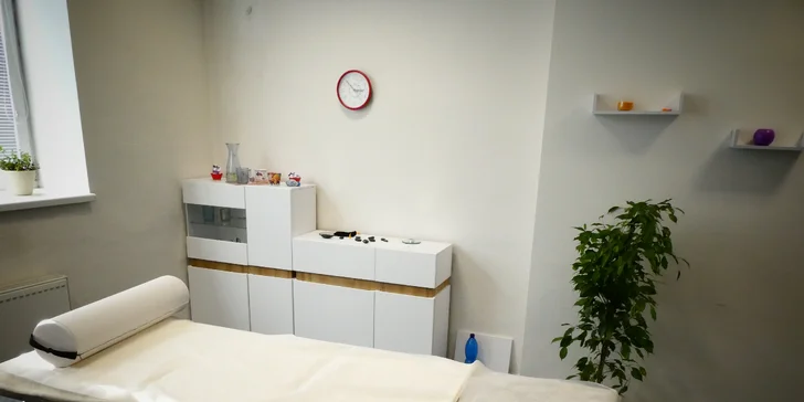 Hodinová relaxační masáž: záda, nohy a šíje v Blansku