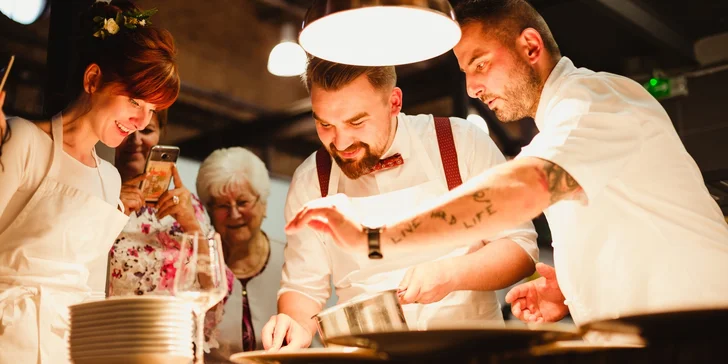 Kurzy vaření ve Food Atelieru: ryby a dary moře, moderní bezmasá kuchyně i dezert