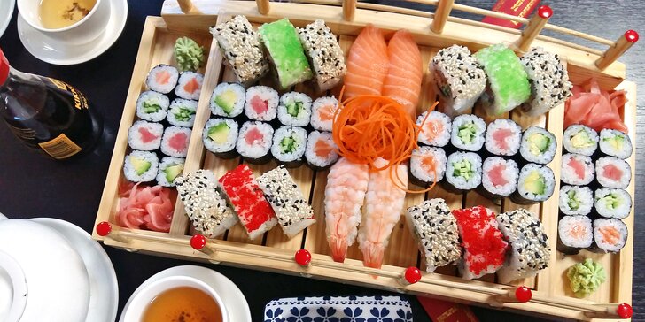 Sety s 24–72 ks sushi i s miso polévkami, wakame saláty nebo minizávitky
