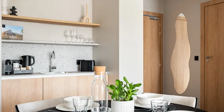 Súčasťou každého apartmánu je jedálenský stôl s kuchynkou.