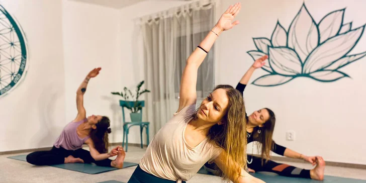 Během tří online lekcí vás lektorka Jana ze studia Jóga spirit provede dechovými cvičeními, naučí vás plný jógový dech, základní cviky jako je pozdrav slunci, pozice bojovníka a protáhne s vámi celé tělo. 