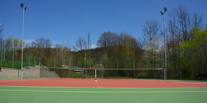 Rezervaci nepotřebujete, raději ale zavolejte, zda je vámi požadované hřiště dostupné.