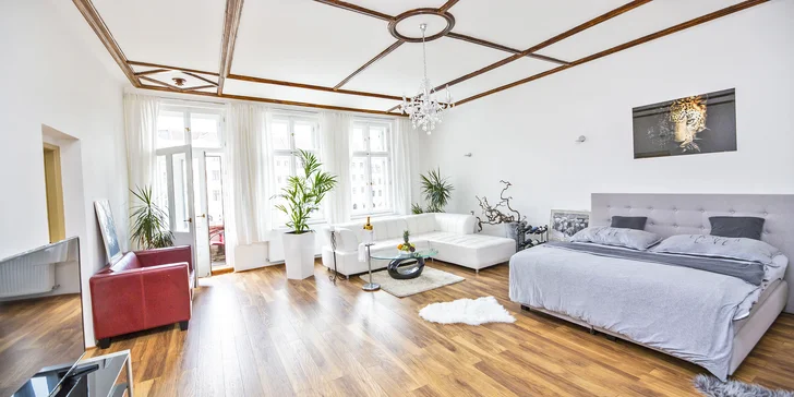 Romantika v centru Liberce: apartmán s výhledem na radnici, 4chodové menu a víno