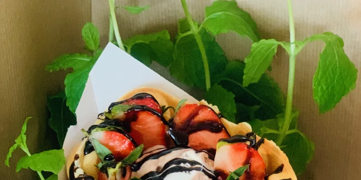 Naducané palačinky, slané wrapy nebo bubble waffle s kávou dle vašeho výběru