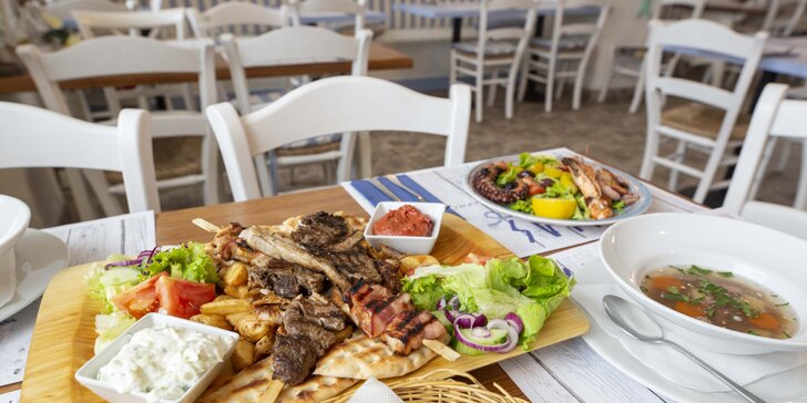 Řecké degustační menu pro 2 osoby: mořské plody, masový talíř, mix dezertů i aperitiv