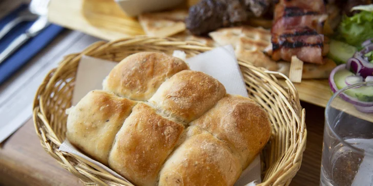 Řecké degustační menu pro 2 osoby: mořské plody, masový talíř, mix dezertů i aperitiv