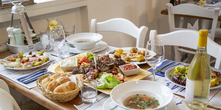 Řecké degustační menu pro 2 osoby: mořské plody, masový talíř, mix dezertů i aperitiv