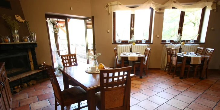 Tříchodové menu v restauraci na břehu rybníka: paštika, jelení kýta a palačinky