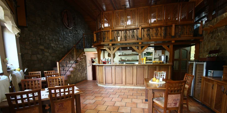 Tříchodové menu v restauraci na břehu rybníka: paštika, jelení kýta a palačinky