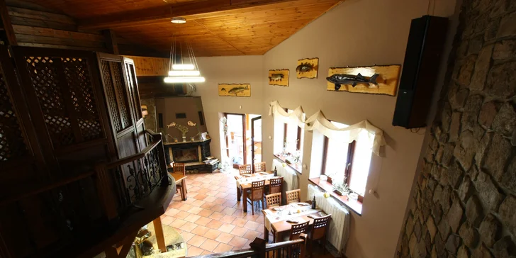 Tříchodové menu v restauraci na břehu rybníka: paštika, jelení kýta a palačinky
