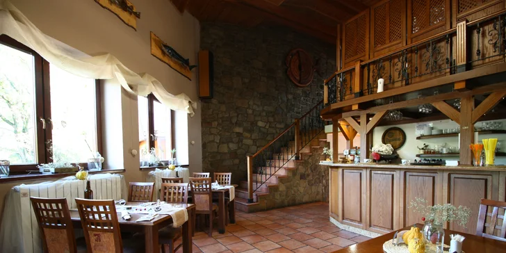 Tříchodové menu v restauraci na břehu rybníka: paštika, jelení kýta a palačinky