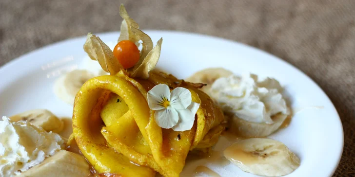 Tříchodové menu v restauraci na břehu rybníka: paštika, jelení kýta a palačinky