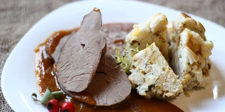 Tříchodové menu v restauraci na břehu rybníka: paštika, jelení kýta a palačinky