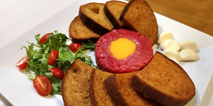 Hostina pro až 3 milovníky masa: Hovězí tatarák nebo masové plato