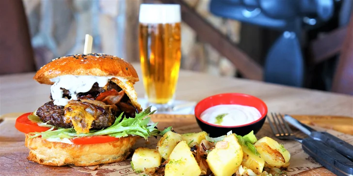 The Boss burger s hovězím masem, selské brambory a česneková omáčka pro 1 i 2 osoby
