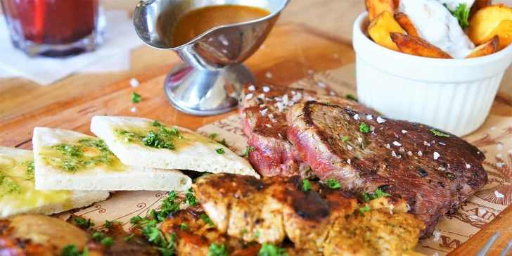 Chef´s mix grill: 600 nebo 1200 g s hranolky, pita chlebem a demi-glace omáčkou