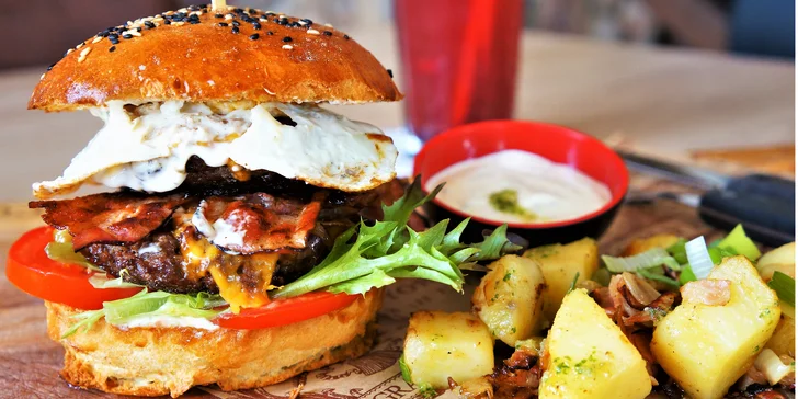 The Boss burger s hovězím masem, selské brambory a česneková omáčka pro 1 i 2 osoby