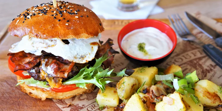 The Boss burger s hovězím masem, selské brambory a česneková omáčka pro 1 i 2 osoby