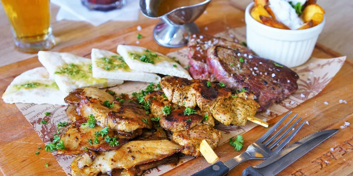 Chef´s mix grill: 600 nebo 1200 g s hranolky, pita chlebem a demi-glace omáčkou