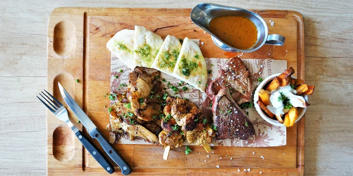 Chef´s mix grill: 600 nebo 1200 g s hranolky, pita chlebem a demi-glace omáčkou