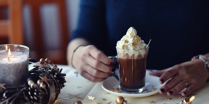 Adventní plavba centrem Prahy s koledami, cukrovím či večeří