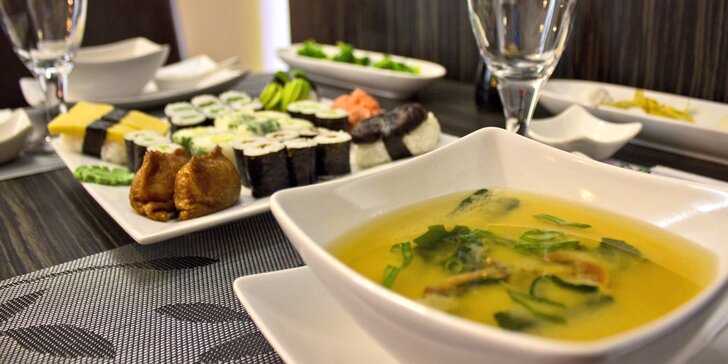 Degustační vegetariánské sushi menu pro dva: polévka, salát, 32 ks sushi a dezert