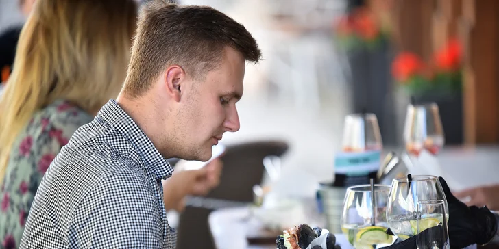 Bagel jedna báseň: s křupavou slaninou, smaženým vejcem, rajčaty a smetanovým sýrem
