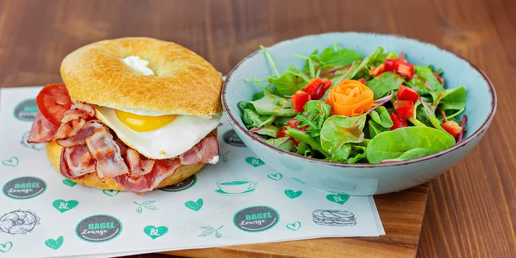 Bagel jedna báseň: s křupavou slaninou, smaženým vejcem, rajčaty a smetanovým sýrem