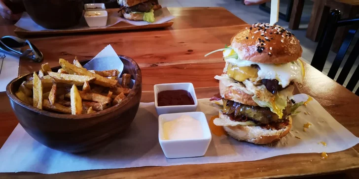 Past na pořádný hlad: 2x hovězí XXL burger s přílohou a čokoládový fondant