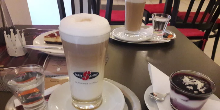 Oslaďte si život: káva a dezert v Atrium Café podle výběru pro 1 i 2 osoby