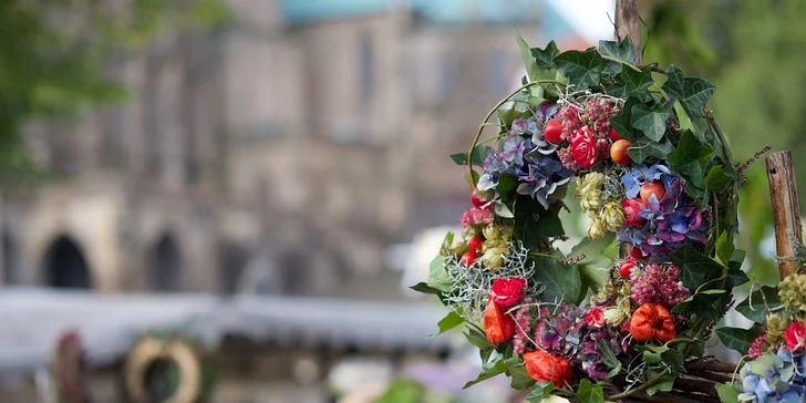 Dvouhodinový floristický kurz: výroba podzimního věnečku na dveře ze sušených a trvalých materiálů