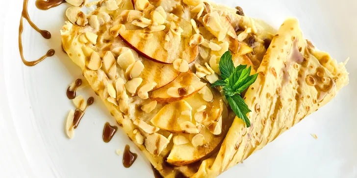 Naducané palačinky, slané wrapy nebo bubble waffle s kávou dle vašeho výběru