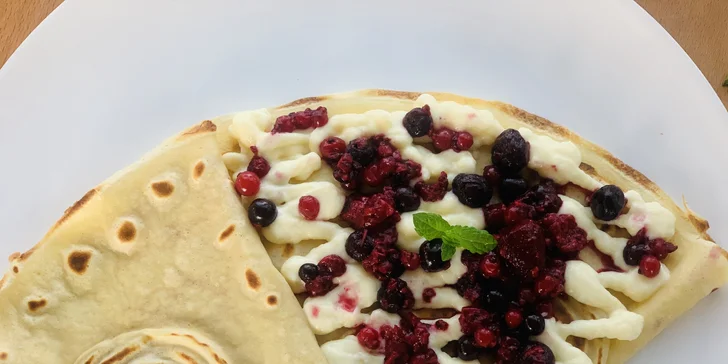 Naducané palačinky, slané wrapy nebo bubble waffle s kávou dle vašeho výběru