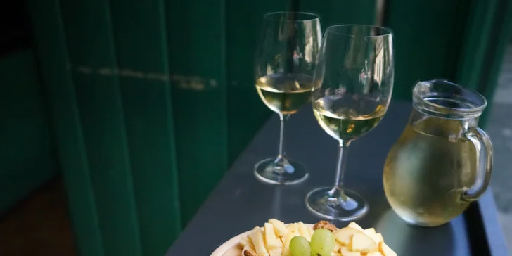 Vinotéka Malá Morava: džbánek vína a klobásové či sýrové prkénko pro 2 osoby