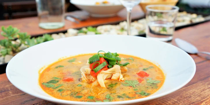 3chodové menu v moderní restauraci: lilková pasta, thajská polévka a panenka