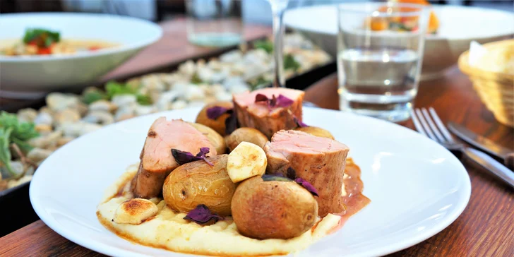 3chodové menu v moderní restauraci: lilková pasta, thajská polévka a panenka