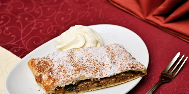 Dva dorty s kávou nebo čajem v romantickém Café Mozart naproti orloji