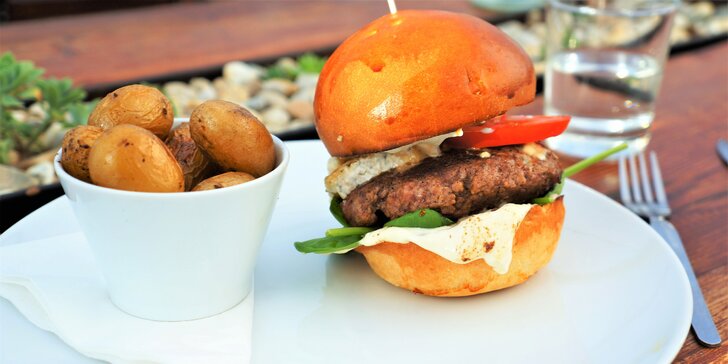 Hovězí burger a pečené brambory v moderní restauraci pro 1 nebo 2 osoby