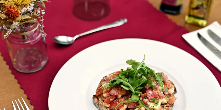 Skvělé jídlo s výhledem na Karlův most: tříchodové menu podle výběru