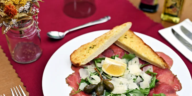 Skvělé jídlo s výhledem na Karlův most: tříchodové menu podle výběru
