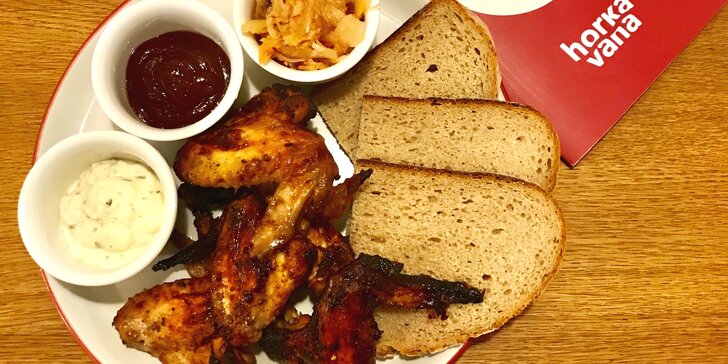 Dobroty k pití: tapas i kuřecí křídla v BBQ omáčce
