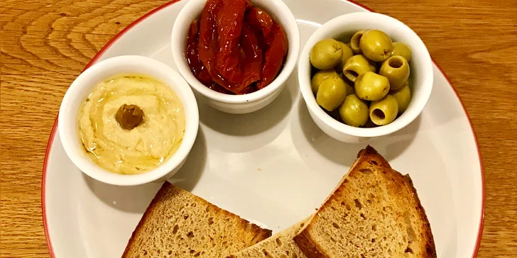 Dobroty k pití: tapas i kuřecí křídla v BBQ omáčce