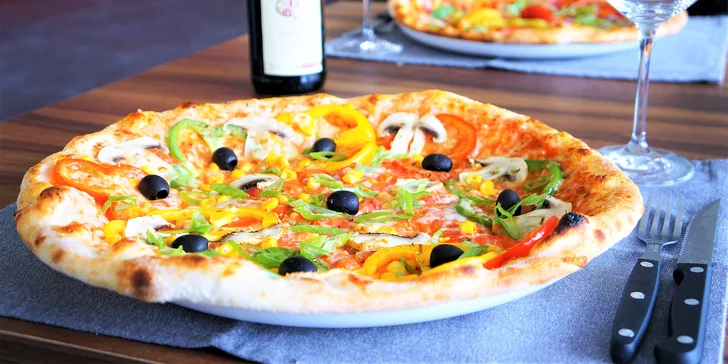 Dvě pizzy o průměru 33 cm: Margherita, Frutti di Mare, Hawai i Americana