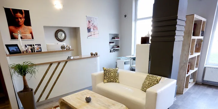 Wellness přístrojová pedikúra včetně peelingu a relaxační masáže chodidel
